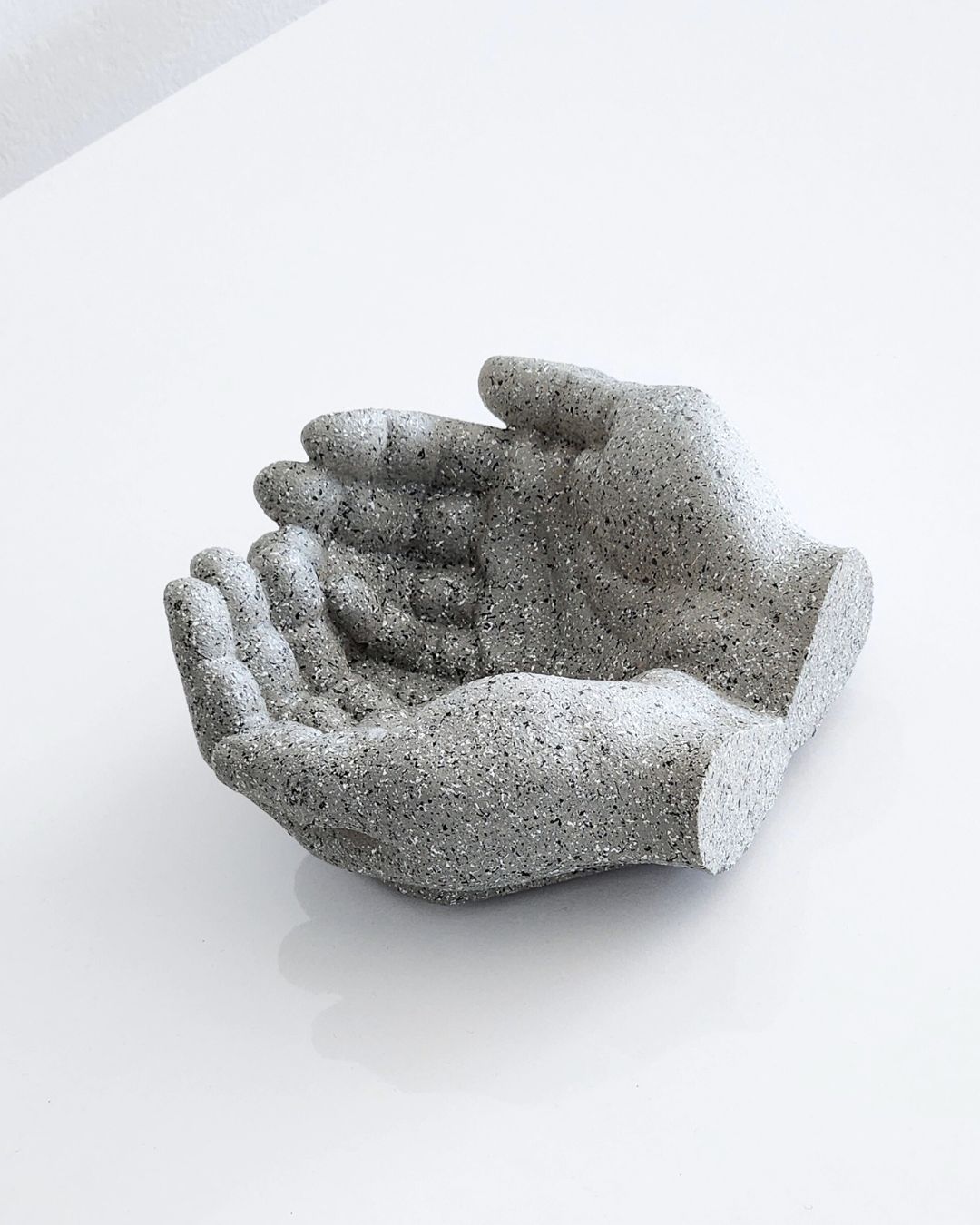 1 ידיים מבטון