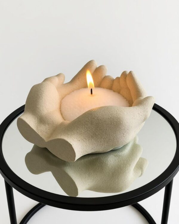 פותח ידייך - ידיים מבטון עם שעוות שלג. הודיה