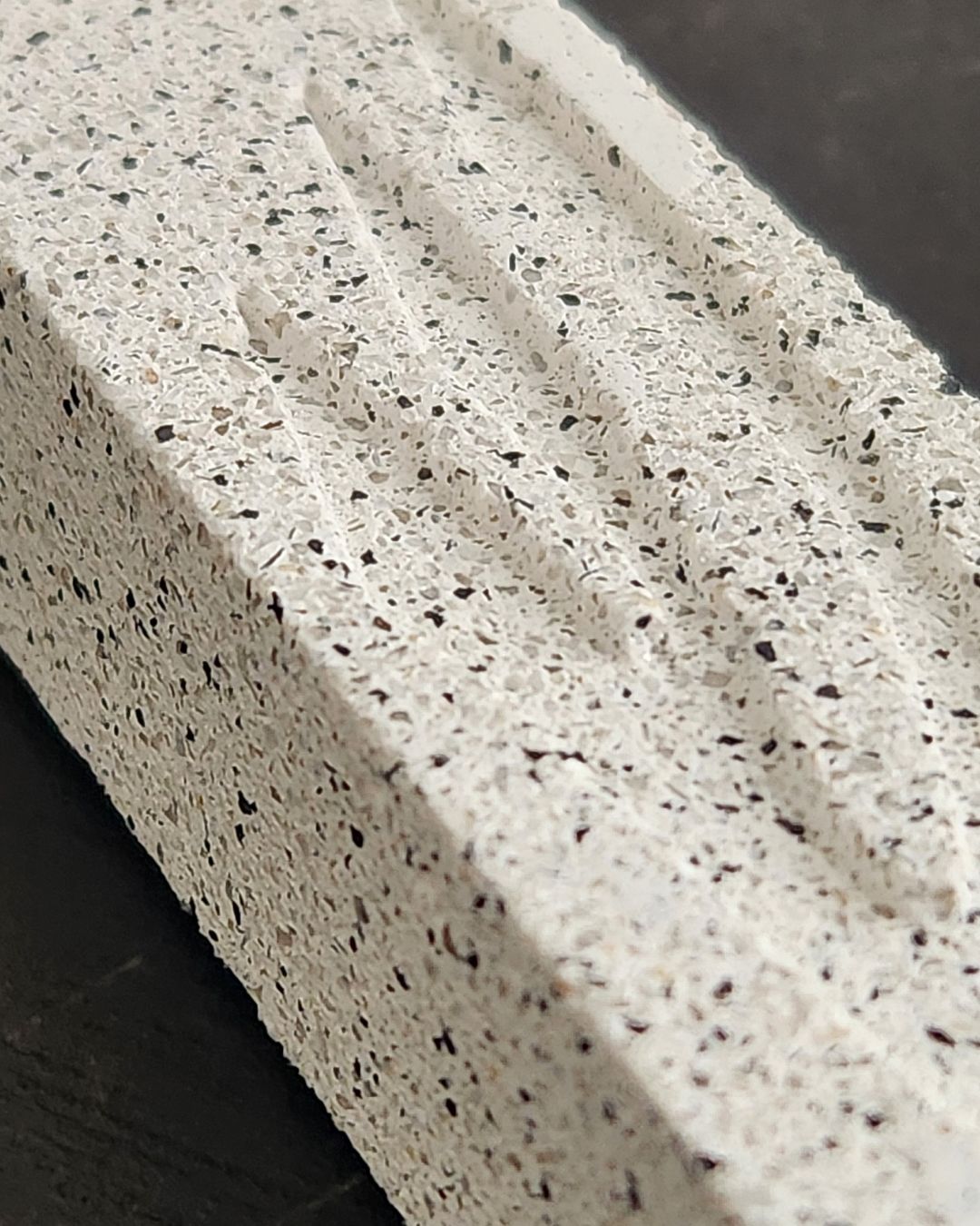 3 בית מזוזה מבטון בעבות-יד