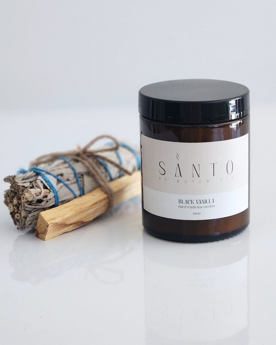 עיצוב ללא שם (29) נר סנטו ריחני עם מרווה לבנה ומקל טיהור של פאלו סנטו