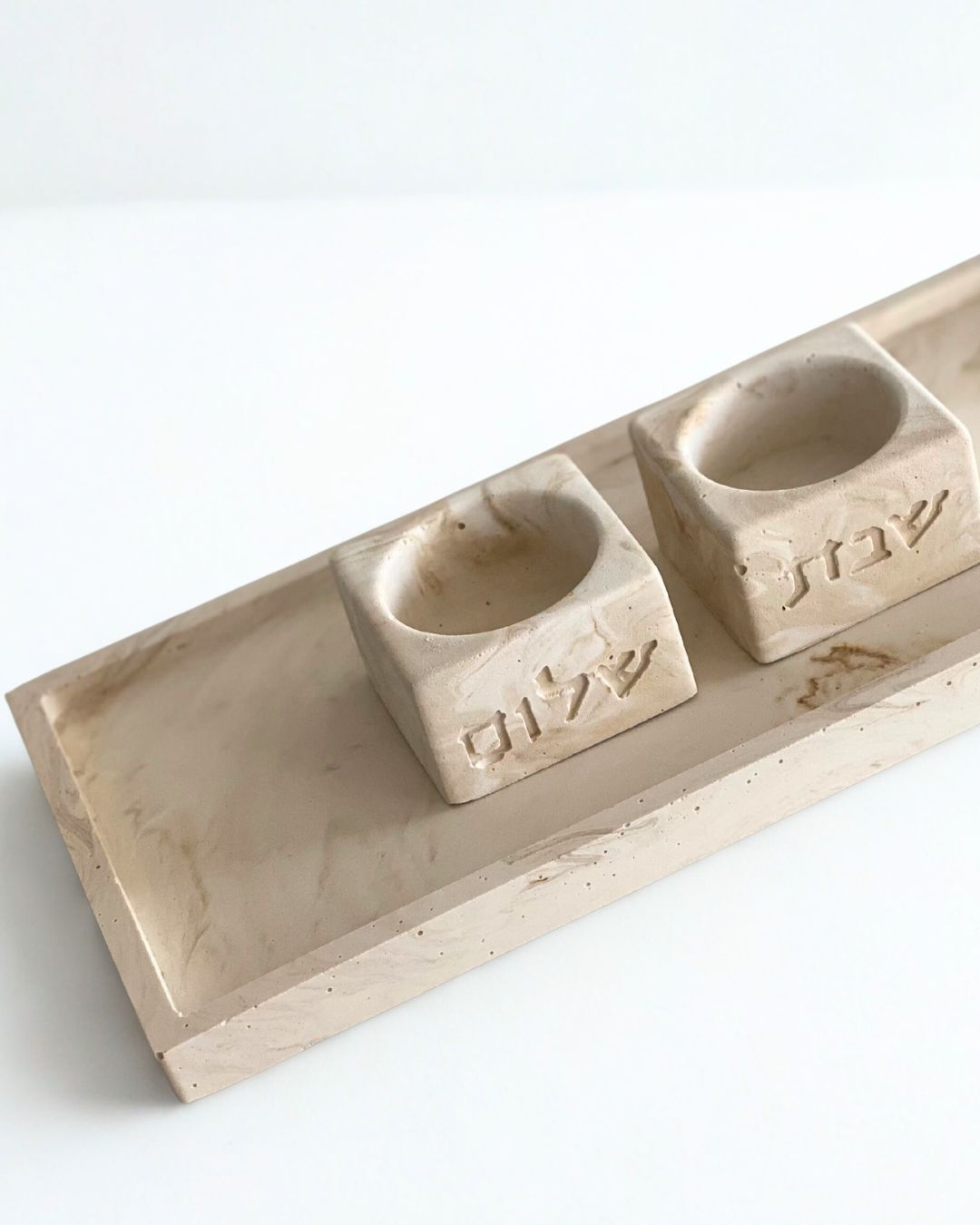 עיצוב ללא שם (20) מגש ופמוטים שבת שלום בעבודת-יד מבטון