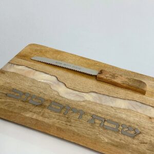 מגש עץ אפוקסי לבן לחלה של שבת, עם סכין של שבת שלום